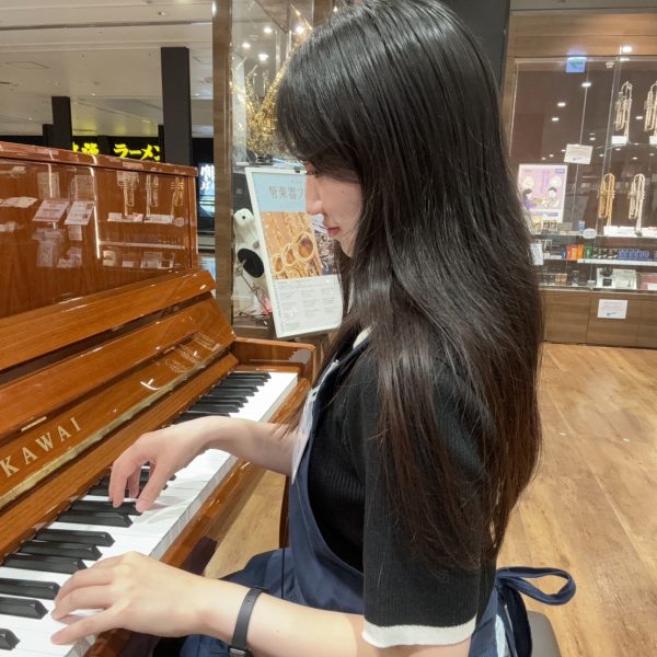 ピアノアドバイザーの竹内です。<br />
小学1年生からピアノを始め大学はピアノ専攻で卒業しました。今は趣味でピアノを楽しんでいます♪<br />
皆さまのピアノ選びを全力でサポートいたします。一緒にお悩みを解決しながら自分にピッタリのピアノを見つけましょう！