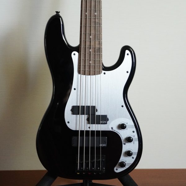 Squier by Fender Contemporary Active Precision Bass PH V Black<br />
¥84,700→￥80,465