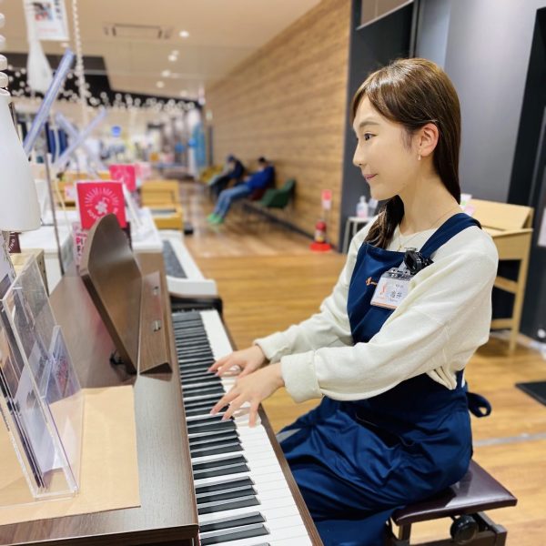 亀井　瑠美 (かめい　るみ)<br />
作曲・編曲・演奏活動しています。<br />
経験を活かし、お客様のご希望にあった楽器選びをサポートします！<br />
ぜひご相談ください。