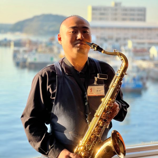 ジャズと吹奏楽を愛する男。<br />
中学時代はエレキベース、高校時代は吹奏楽部でコントラバス(吹奏楽コンクールでパーカッション経験あり)、大学から現在まで一般吹奏楽団でサックスを吹いています！<br />
私の地元横須賀で吹奏楽を楽しむ全ての方々を全力でサポート致します！<br />
お困りの際はいつでも、何でもご相談ください！<br />
<br />
吉村
