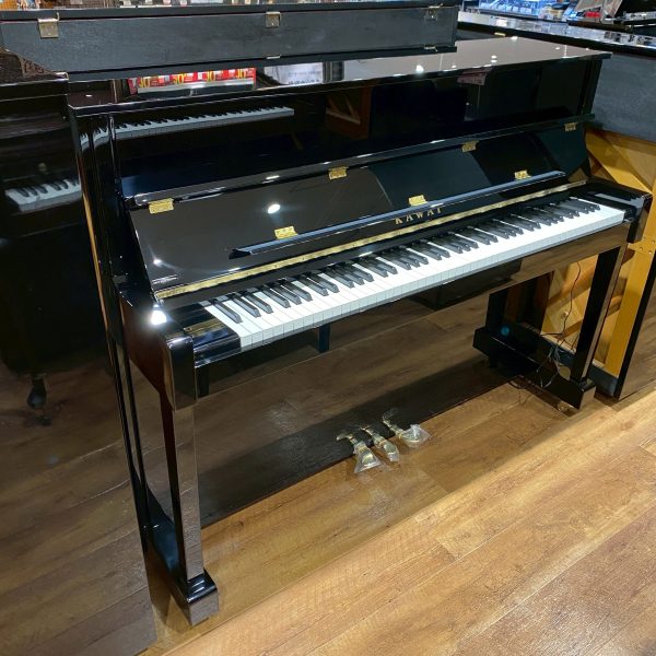 KAWAI <br />
K114SXRB <br />
※消音ユニット ニッシンエレクトロ「RB-9000」搭載モデル<br />
ヘッドホンをして、消音ユニットの音で演奏できます。<br />
大きな音が出せない、夜間も演奏したい方にもおすすめです。<br />
【2023年製】<br />
￥605,000(税込）