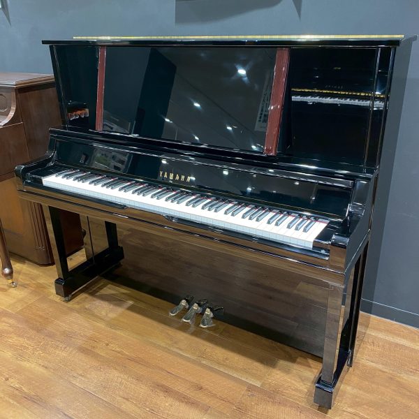 YAMAHA<br />
YU5<br />
まるでグランドピアノのような表現力の豊かさ。YUシリーズ最上級機種です！<br />
オールアンダーフェルトハンマー・アグラフ・トーンエスケープ機構など<br />
最上級モデルならではの特徴を数多く搭載。こちらはグランドピアノを意識して設計されているそうです。<br />
中古・美品 大変おすすめです。<br />
【1997年製】<br />
￥913,000(税込)