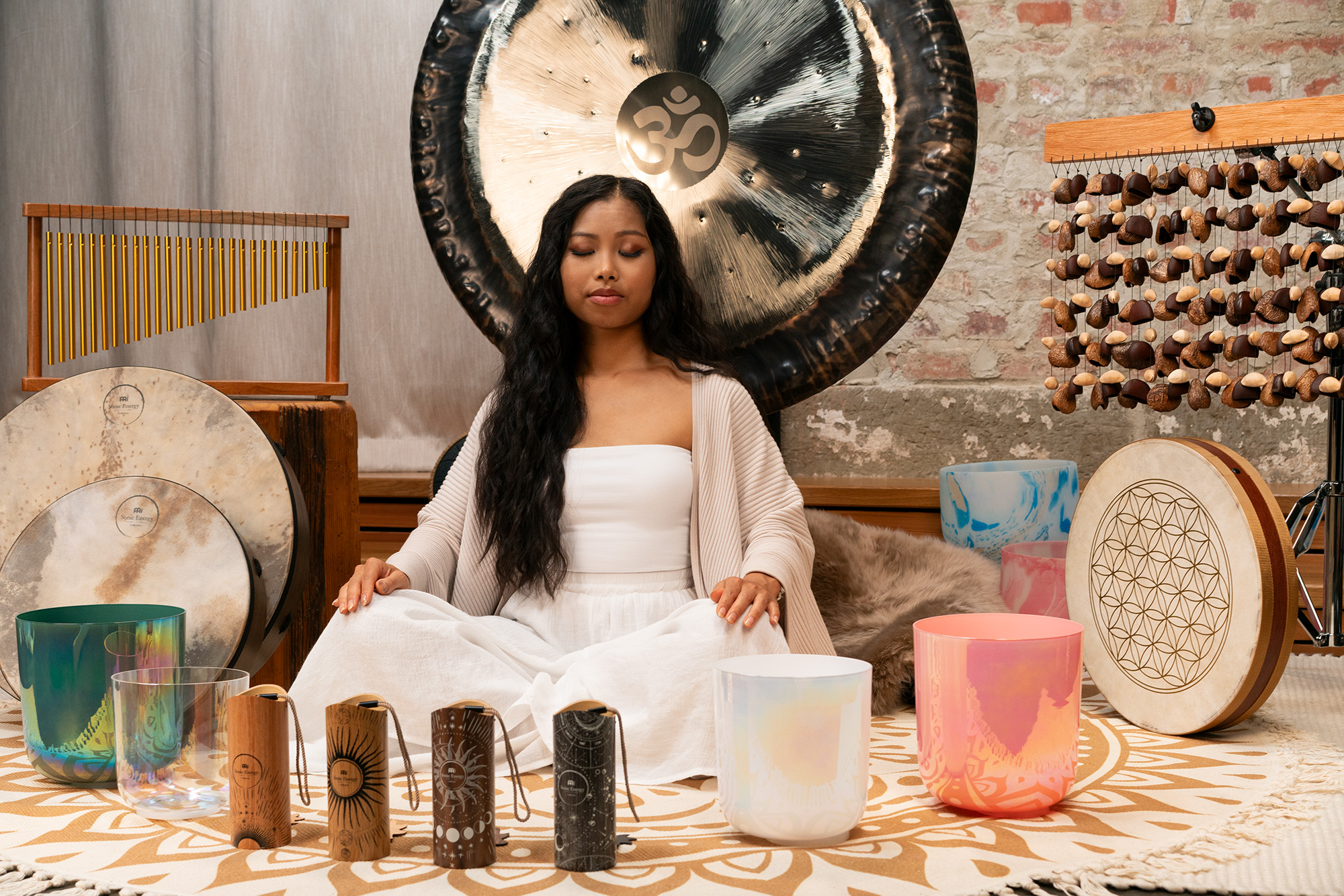 毎日忙しく過ぎていく時間の中で、ふと立ち止まり、深呼吸したくなることはありませんか？ SNSや仕事の通知、絶え間ない情報の波。現代を生きる私たちの心は、知らず知らずのうちに外の世界へと向けられ、数多くの情報を受容し「疲れ」を溜め込んでいます。 そんな今、注目されている「マインドフルネス」や「瞑想」。 [&hellip;]