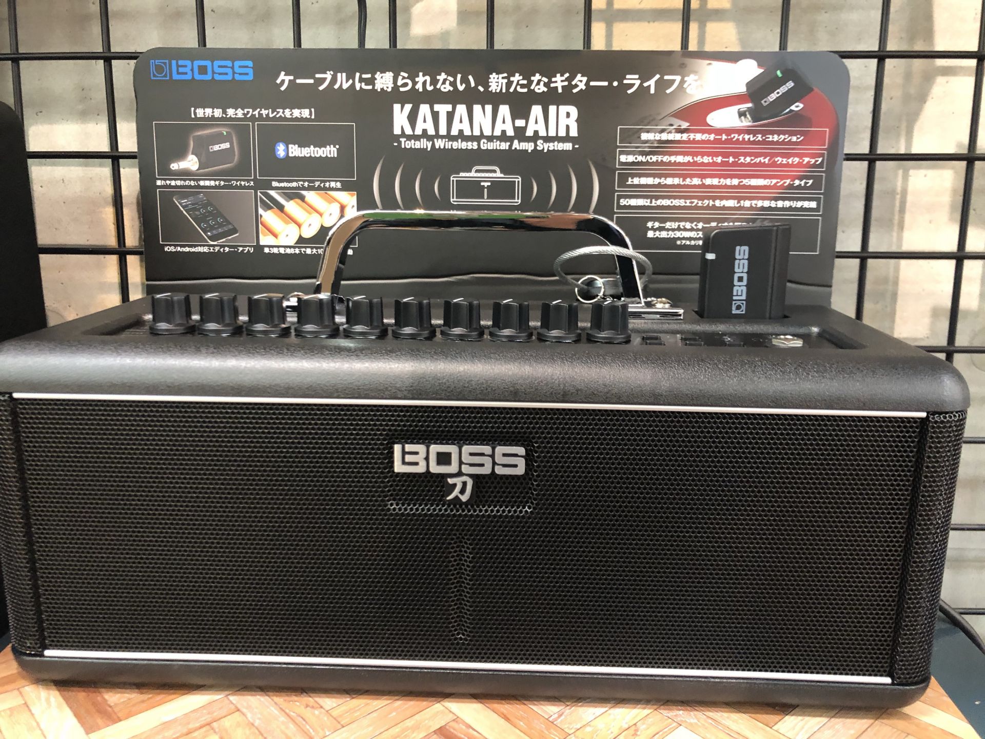 *BOSS　KATANA-AIR 以前、お知らせしましたBOSS新製品[!!KATANA-AIR!!]が入荷しました。 |*メーカー名|*型名|*販売価格(税込)| |BOSS|KATANA-AIR|[!￥43,200!]| ケーブルを一切接続することなくギターを演奏を楽しむ事が出来る、世界初の完全 […]