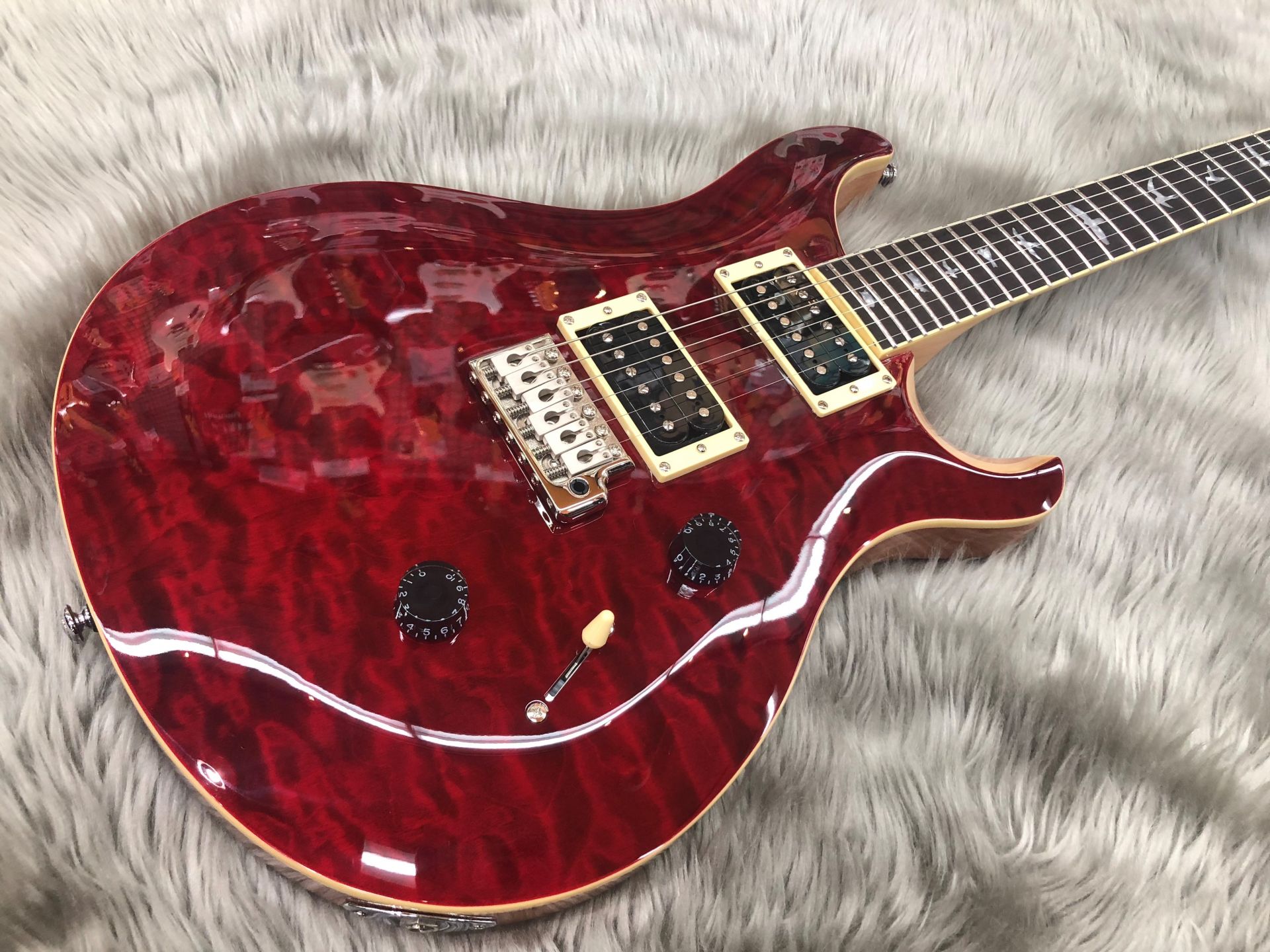 *SECustom24 QM LTD 人気モデルの”SE Cusotm 24”に独自のスペックを満載した島村楽器オリジナルモデル”SE Custom 24 Quilt”。 レギュラーモデルのSEにはないQuiltメイプルをトップ材に採用。ボディ・ネック・ヘッドそれぞれにセルバインディングで縁取り、よ […]