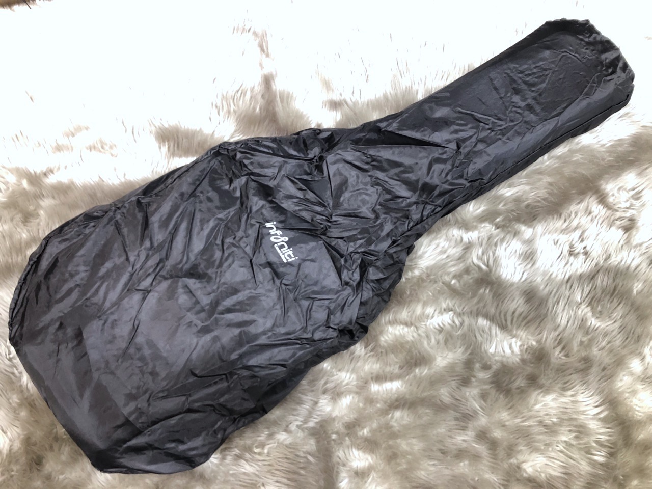 【雨対策】雨の日にギターを持ち運ぶなら、レインカバーを！