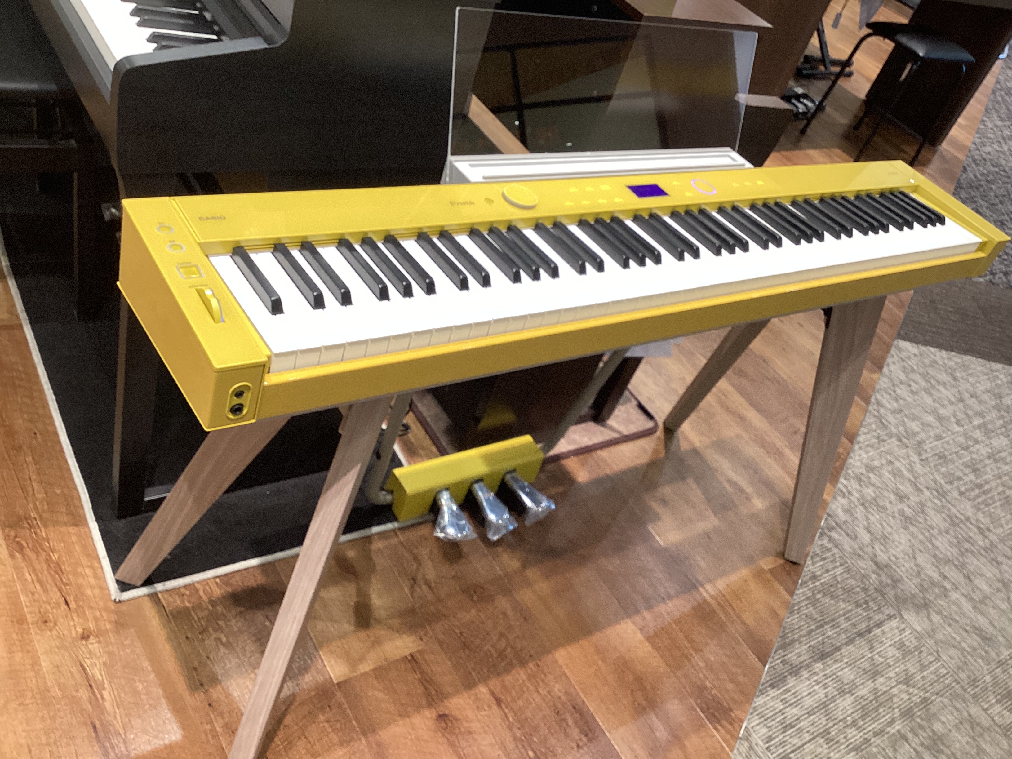 カシオのスタイリッシュでインパクトのある外観の電子ピアノが入荷しました！！奥行449mmのコンパクトさと木製鍵盤搭載でタッチ感もピアノさながら、最新のサウンドシステムも搭載で本格的な響きです。ぜひ1度店頭でお試し下さい。 CONTENTSCASIO　PX-S7000　商品詳細イオンタウンユーカリが丘 […]