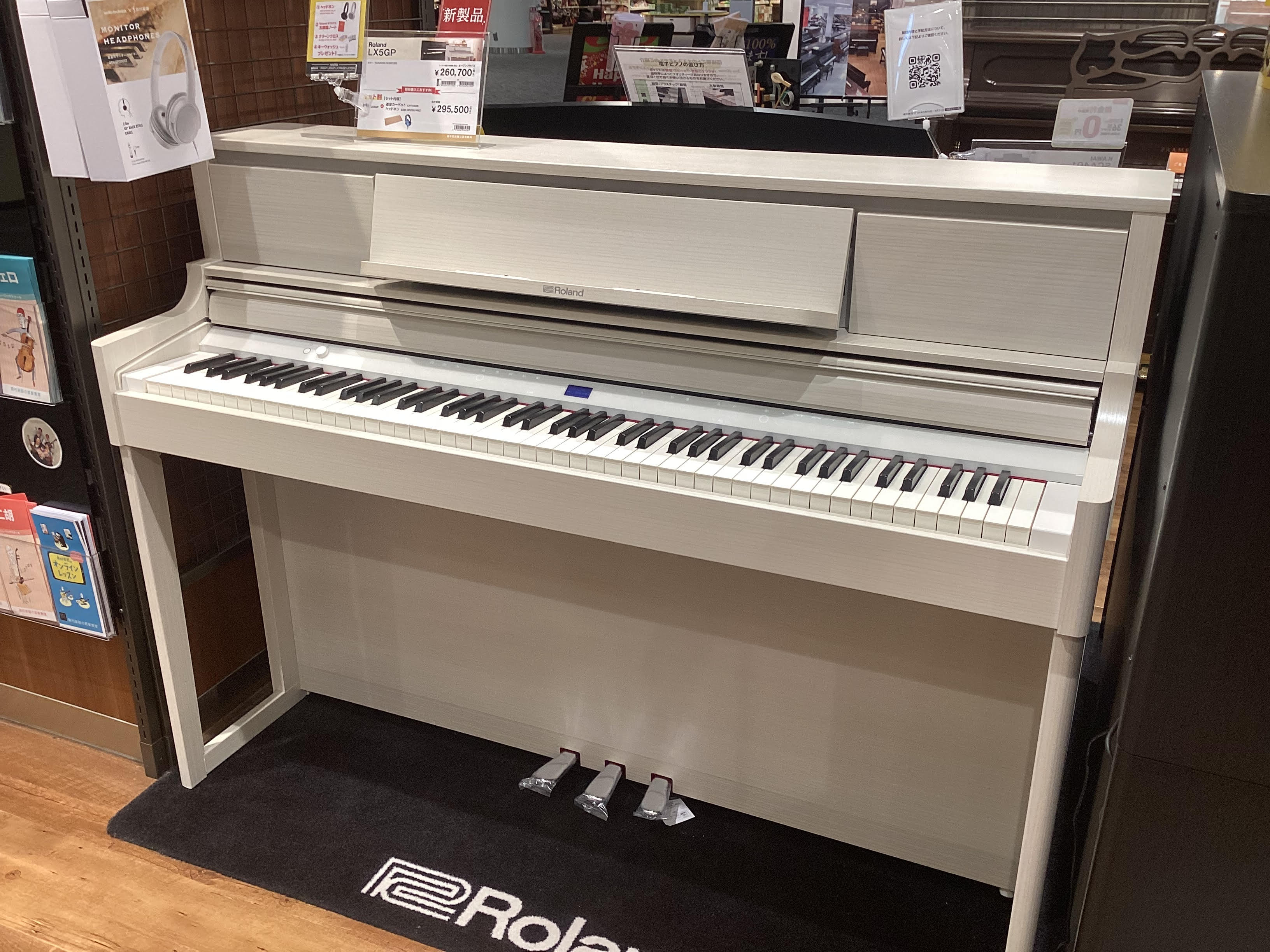 本日発売のRoland電子ピアノ新製品、「LX5GP-SR」が店頭に入荷しております。最新機種の音の響きを体感して頂けるよう、ごゆっくり試弾して頂ける環境も整っております。是非、お待ちしております。 CONTENTS店頭展示機種お問い合わせ店頭展示機種 オススメポイント！ ピアノ・リアリティ・モデリ […]