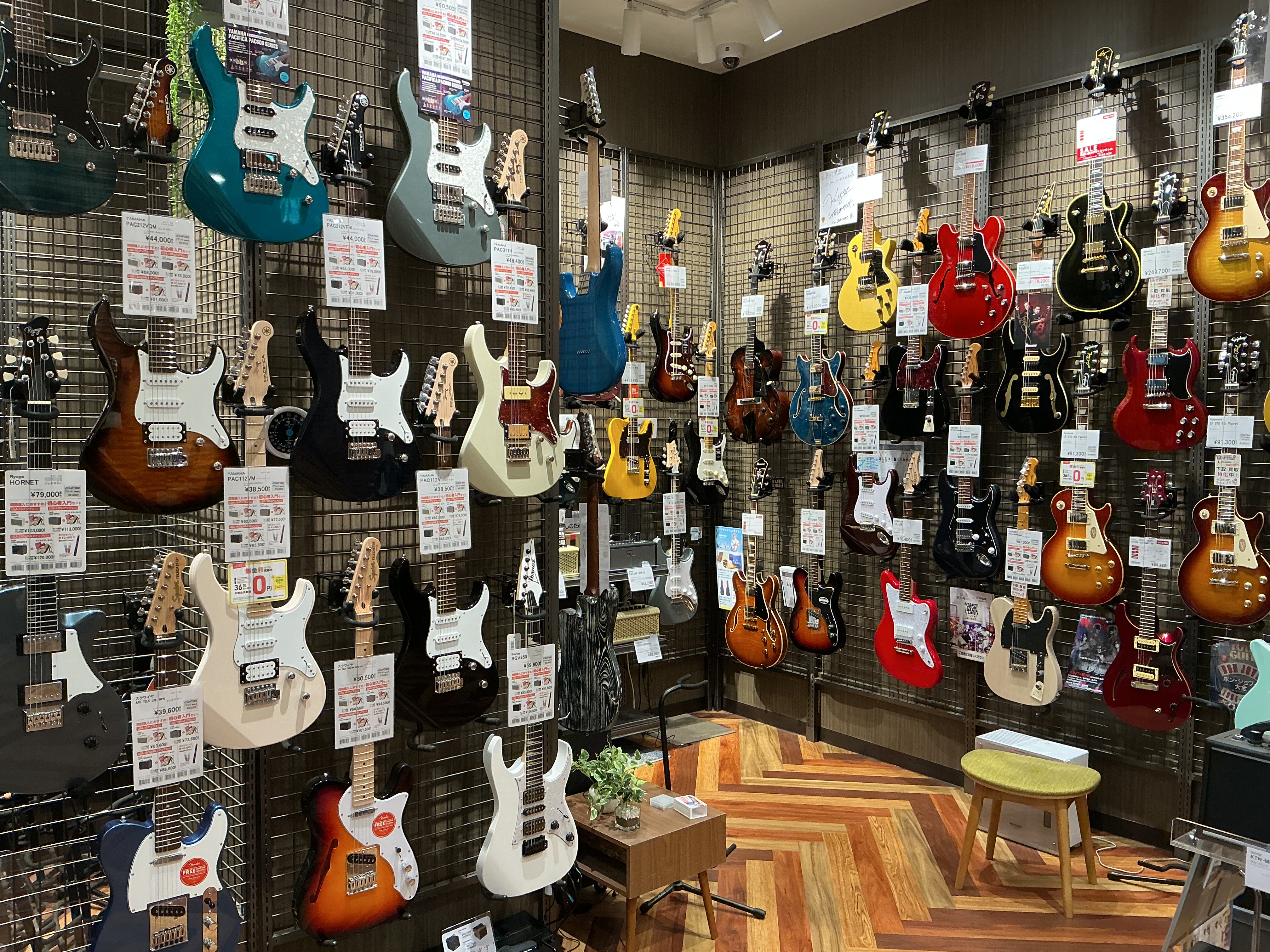 こんにちは！ユーカリが丘店ギター担当の高橋です。 この春ご卒業・ご入学のみなさん、おめでとうございます！ これからギター・ベースをはじめてみようと思っている方は是非、島村楽器ユーカリが丘店でぴったりな1本を見つけましょう♪ 選び方がわからない、どこまで揃えればいいかわからないなど、なんでもご質問くだ [&hellip;]