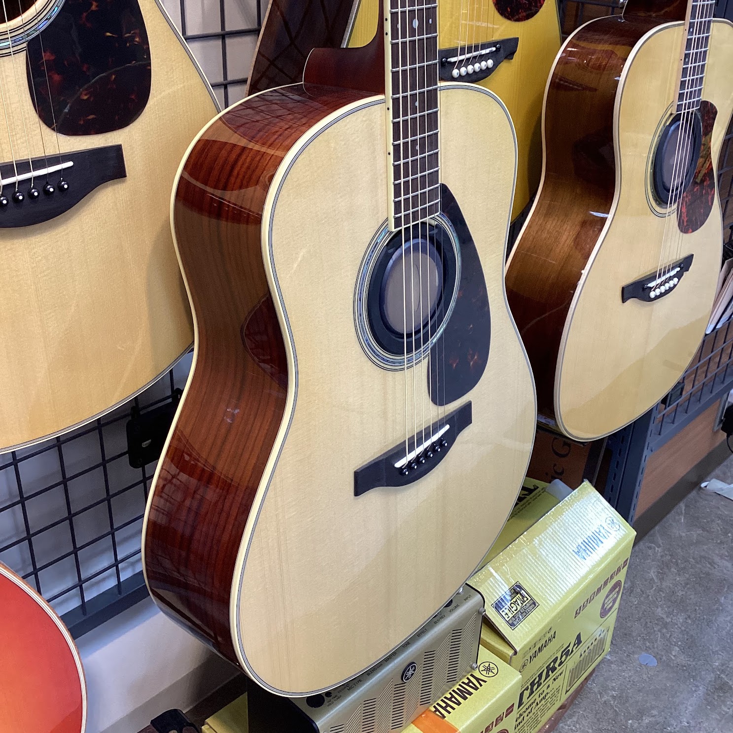 YAMAHA LL6 ARE NT
定番のヤマハLLシリーズ。こちらもエレアコになっており、ふくよかな中低音も魅力的！