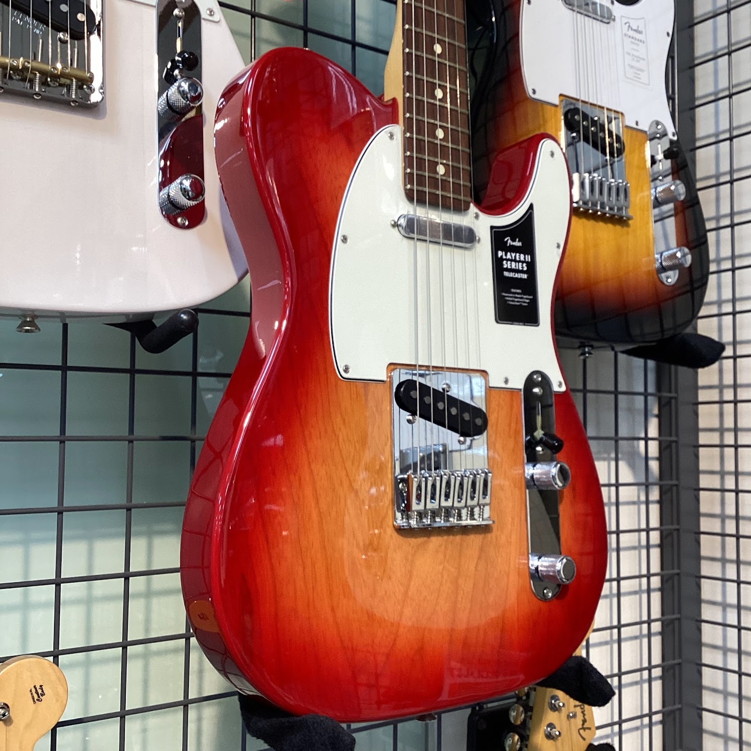 Fender PLAYER II TL RW
澄み渡ったハイにタイトなローが出せる、ザ・テレキャスターといった1本。
