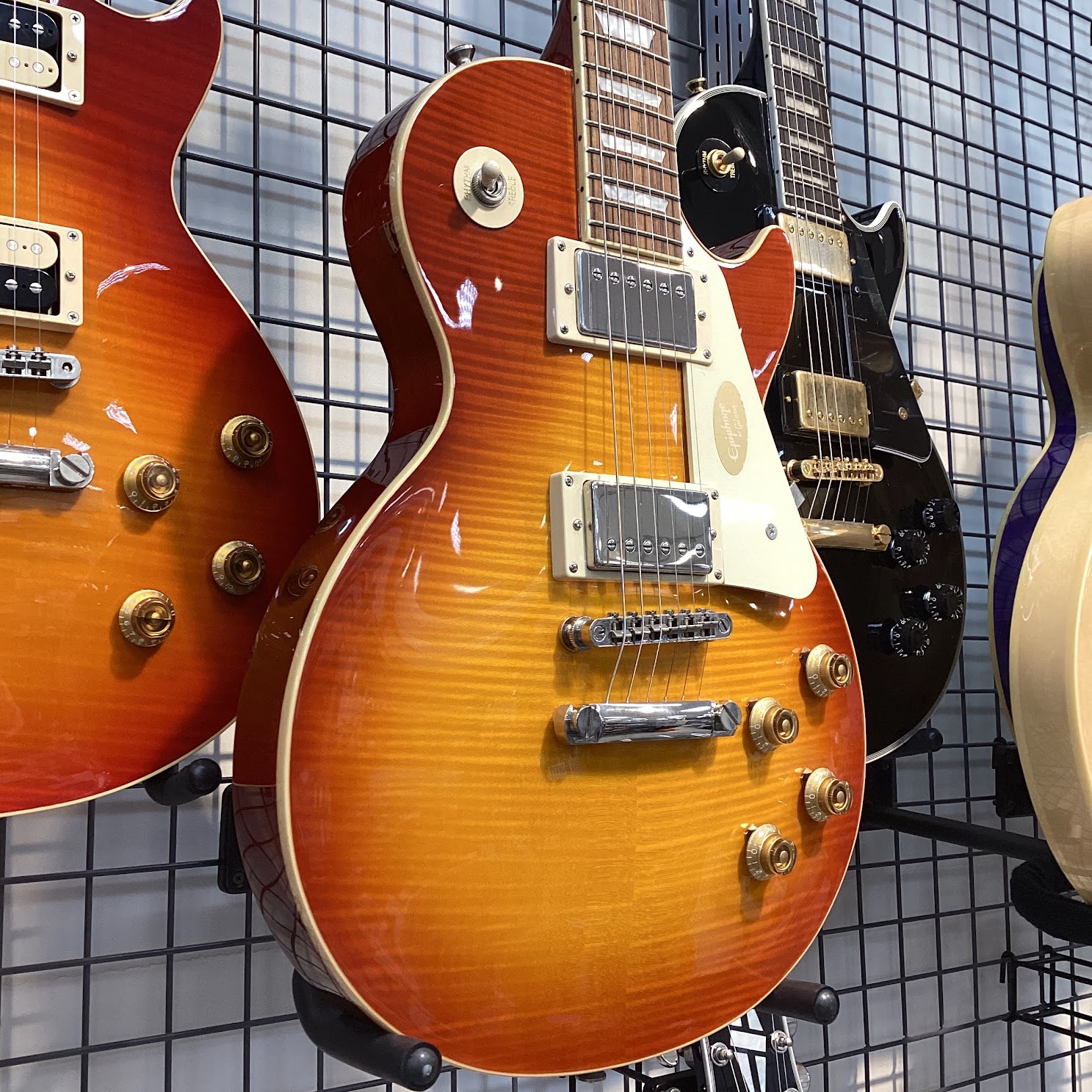 Epiphone LP STD 50s Figured
ハードロックや、ブルース、ヘビメタやるならこれ！
パワフルで中音域が強く、深みのある音色と豊かな表現力を持っています。