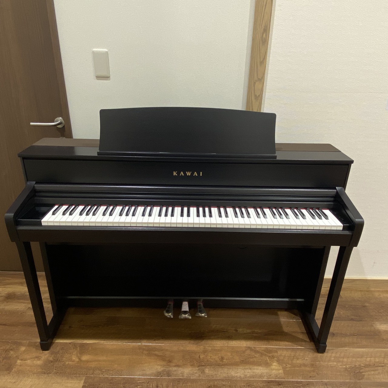 【SCA901】
販売価格　￥335,500(税込)

ハイクラスの木製鍵盤「グランド・フィール・アクションIII」はそのままに、フルコンサートピアノ「SK-EX」を新録した「コンクールグランド」音源を搭載。さらに新スピーカーシステム「グランド・フィール・スピーカーシステム」によってピアノ音の臨場感が大幅にアップした1台。