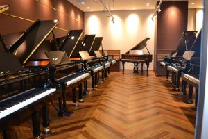 【名古屋市のピアノ専門店】グランドピアノ・アップライトピアノ専門ショールーム常設・電子ピアノ・防音室