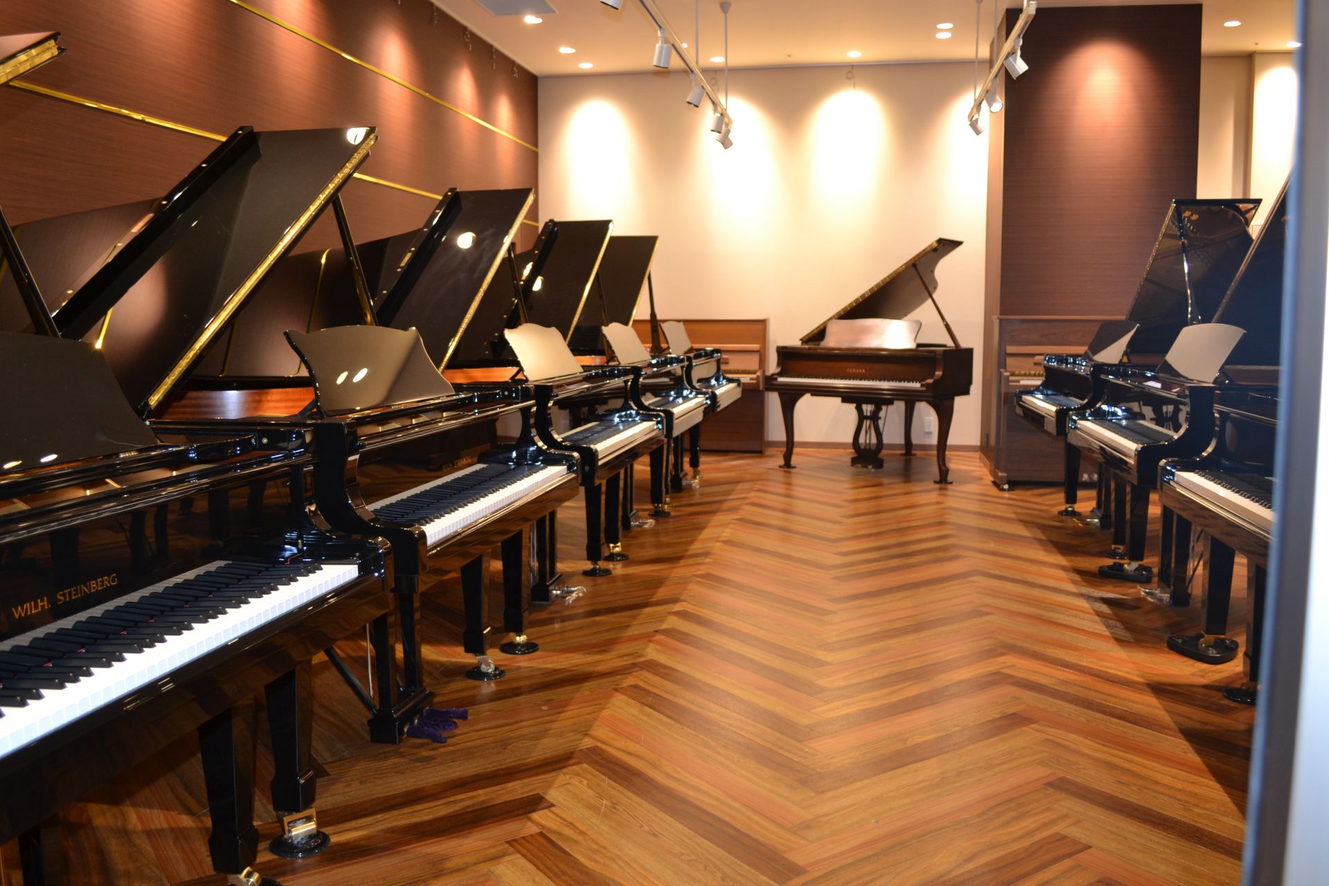 【名古屋市のピアノ専門店】アップライトピアノ・グランドピアノ、電子ピアノまで総台数70台以上！新品・中古ともに幅広く展示しております。 輸入ピアノは、スタインウェイ、ベヒシュタイン、ザウターなど展示中♪