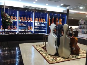 弦楽器工房併設　ヴァイオリン・ビオラ・チェロ・コントラバス・各種弓　展示弦楽器一覧　シマムラストリングス大阪（島村楽器グランフロント大阪 ） 弦楽器専門店　‐大阪・梅田‐