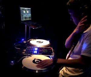 【DJ初心者講座】DJコントローラーのはじめ方！DJ機材の違いを解説！