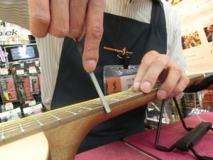 フレットのバリ出てませんか?