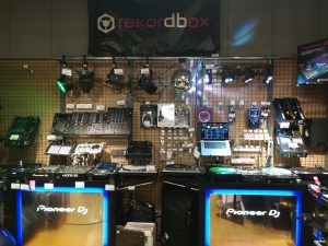 DJ機材は店舗で買うよりネットが便利？店舗で買う4つのメリット！