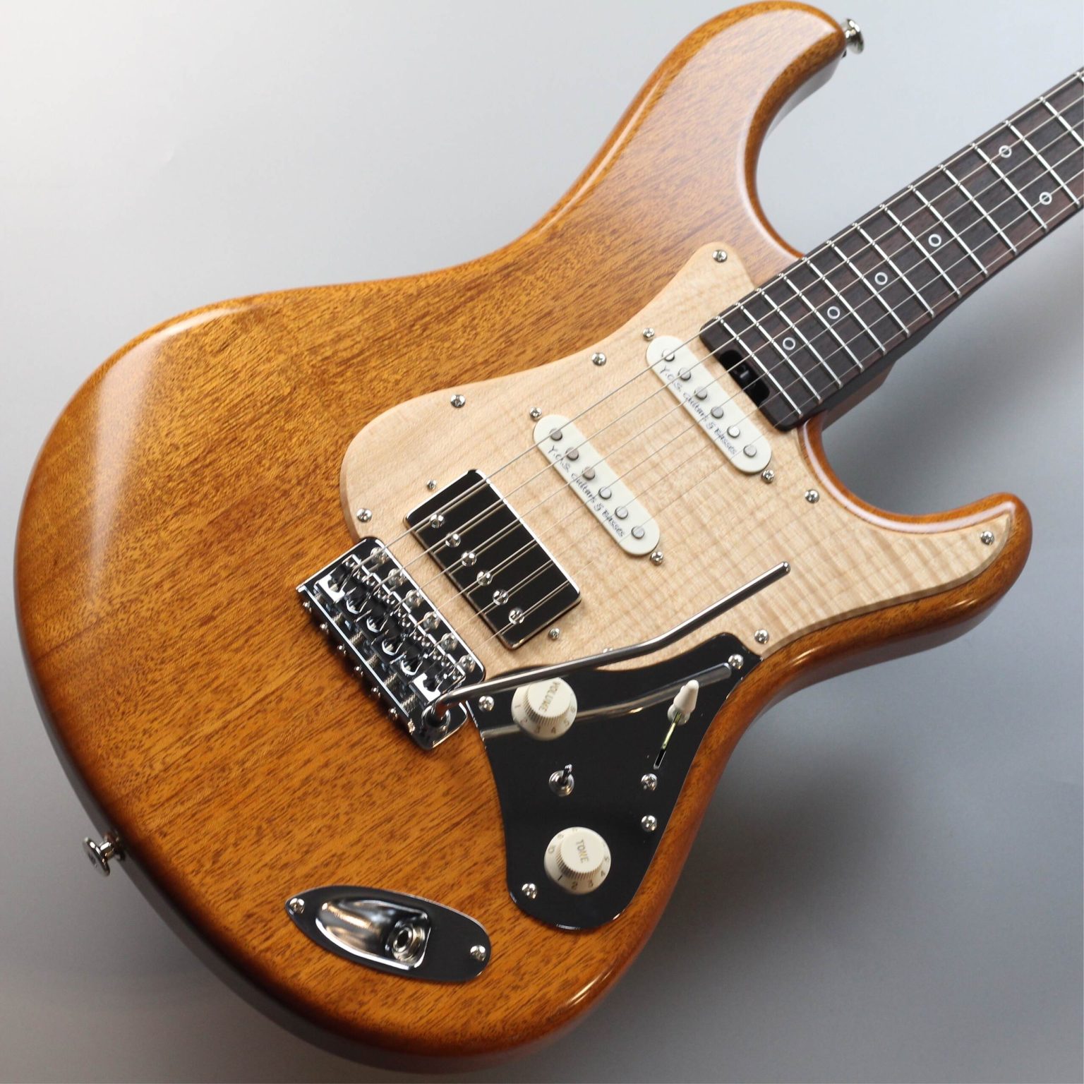 コルクフルオーダーできます！ Y.O.S.ギター工房 Quintic Roseneck/ Flame Maple Pickguard 静岡店