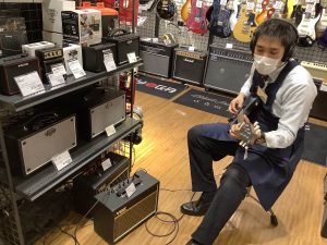 お家で演奏に最適!?エレキギターは実はとっても静かな楽器！【おうち時間】