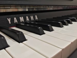 ヤマハの営業さんもイチオシの電子ピアノ『CLP-875』展示中。～CLP-885 / CLP-845 / CLP-835 の違いをわかりやすく解説～