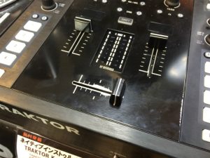 100均のアクリルパウダーでフェーダーつまみをDIY！
