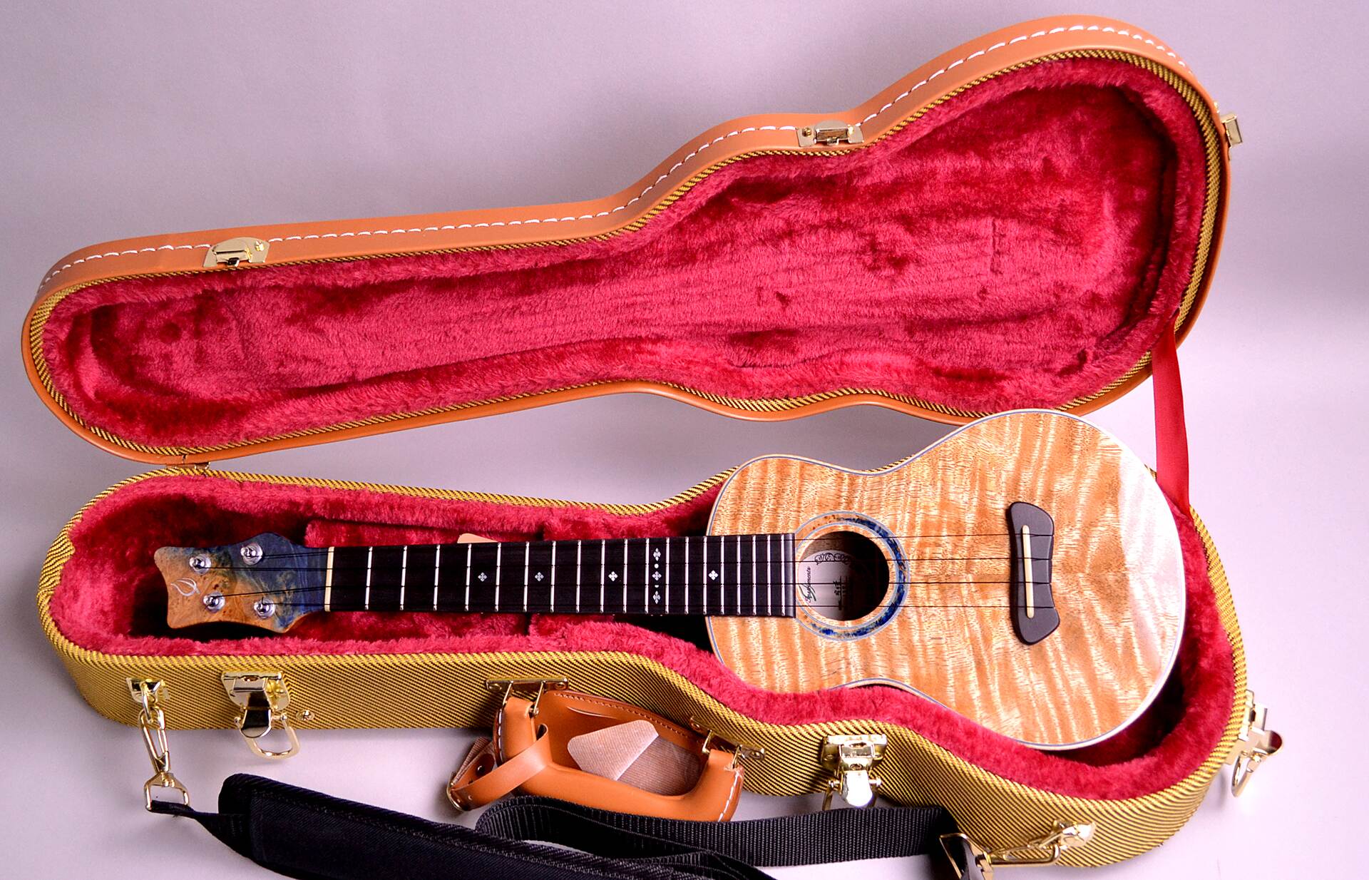 【ウクレレ】Leaf Instruments 杢目の激しい材をボディに使用し、メイプルバインディングを施して頂いた松本店オーダー品！