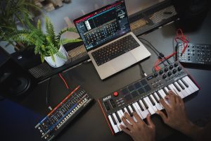 AKAI MPK mini Plus登場！MIDI/CV/GATE/CLOCK等豊富な接続端子を装備した37鍵仕様のUSB-MIDIキーボード！