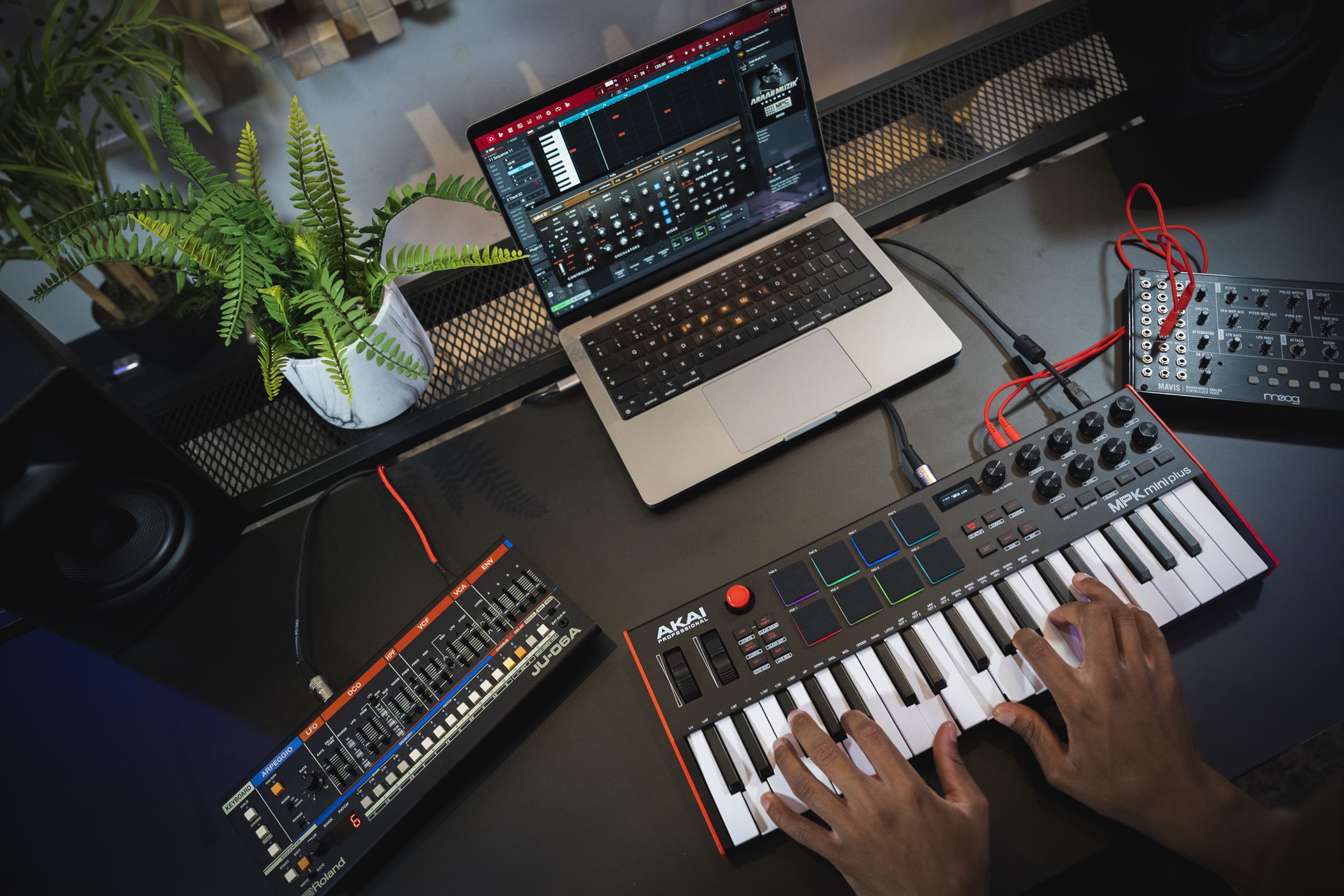 AKAI MPK mini Plus登場！MIDI/CV/GATE/CLOCK等豊富な接続端子を装備した37鍵仕様のUSB-MIDIキーボード！