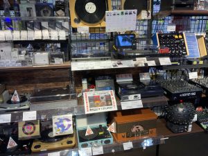 【神戸三宮】レコードプレーヤー多数展示！初心者向け選び方、機種、音質の違いをご紹介