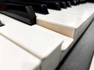 「ピアノを置くスペースがない」「階下への打鍵音が心配」の不安をスッキリ解決する電子ピアノ選び＆防音対策
