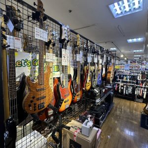 左利きの方も安心！当店は左利き用ギターやベースを豊富に取り揃えております！【左利きスタッフ常駐してます！】