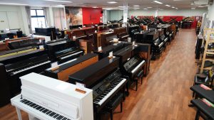 【中古アップライトピアノ・中古グランドピアノ】ヤマハ・カワイをはじめ国産~輸入まで、ピアノを常時100台以上展示！