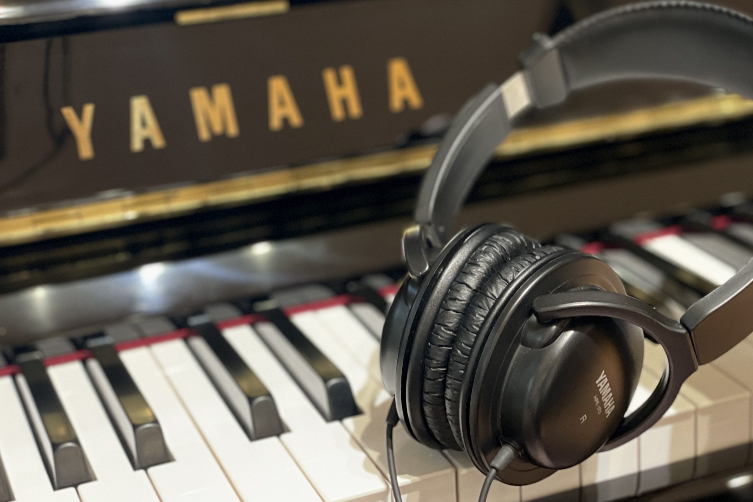 消音機能付きピアノなど、多様な機能がついたピアノをメーカー別に比較