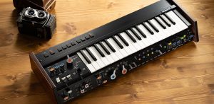 往年の名機をダウンサイズして復刻！「miniKORG 700Sm」発売