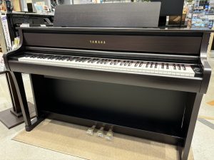 【電子ピアノ】お子さまのレッスン用や大人の趣味で人気！YAMAHA Clavinovaシリーズ/島村楽器コラボモデル展示中です！