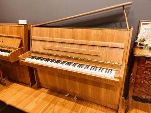 【御成約済】スタインウェイ「Model.Z」展示しております