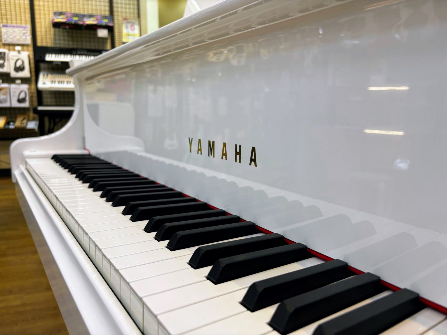 ★☆ピアノ卸売シリーズ！憧れの純白 ホワイトピアノ 現品1台限り☆★ 20250608-img_1443-1536x1152.jpg
