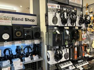 楽曲制作にオススメなワンランク上のヘッドフォン選びはレイクタウン店にお任せください