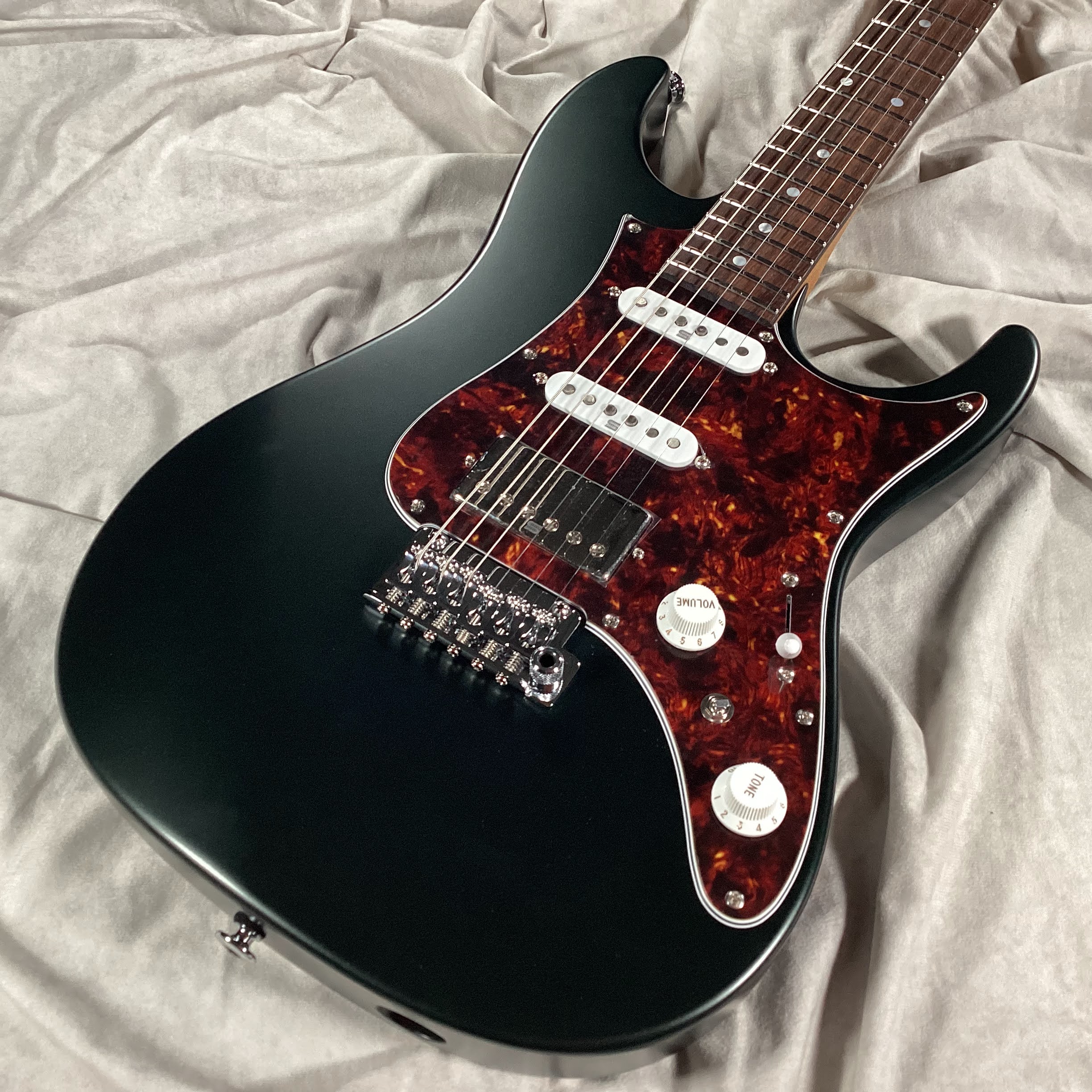 日本が誇るハイエンドモデル。Ibanez AZ2204N—すべての表現を思いのままに。