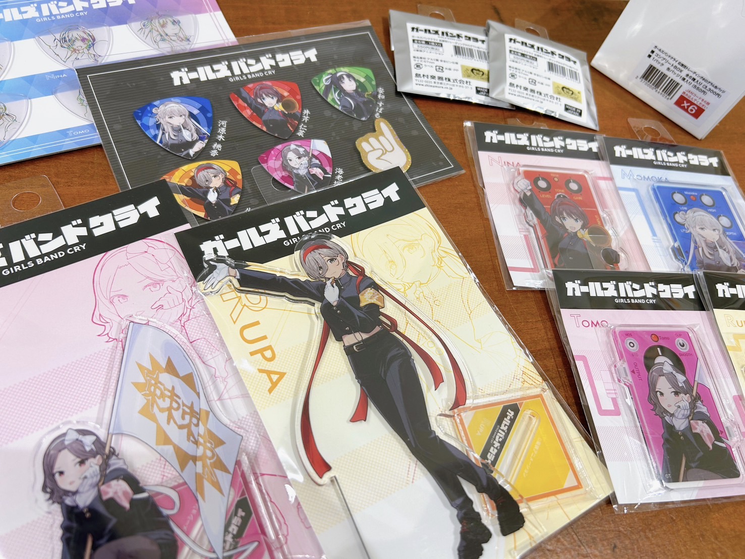 アニメ『ガールズバンドクライ』描き下ろしイラスト使用のグッズが大分店で販売中！【残りわずか！】