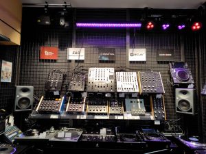 【DJ】プロ仕様の機材も島村楽器梅田茶屋町店へ！！~店舗展示機情報~