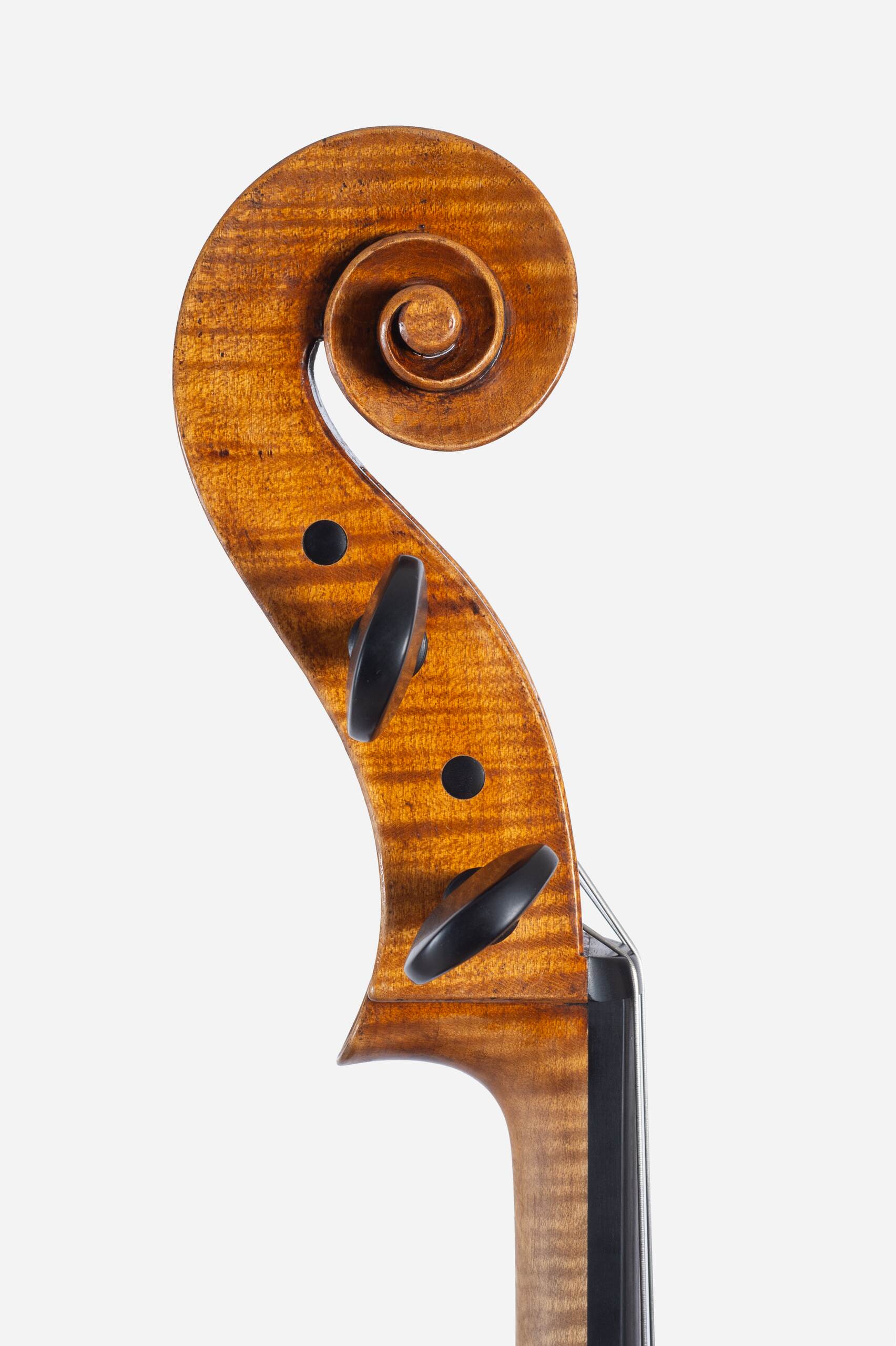 Louise Boisson, France – Laguepie, 2025, Model; Antonio Stradivari　チェロ　ルイーゼ・ボワッソン