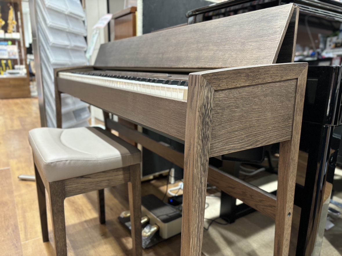 【電子ピアノ】Roland×カリモク家具　角きよら「KF-25」が展示中🎹