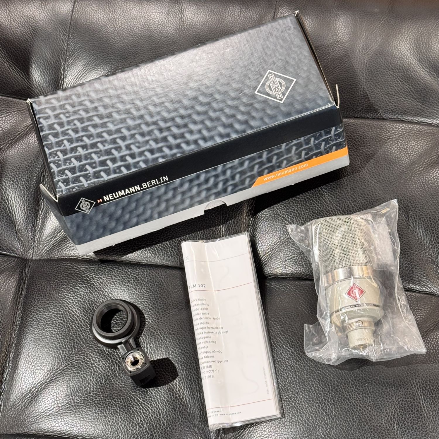 Neumann TLM102、本格的なコンデンサーマイクがキズと凹みありで特価です！