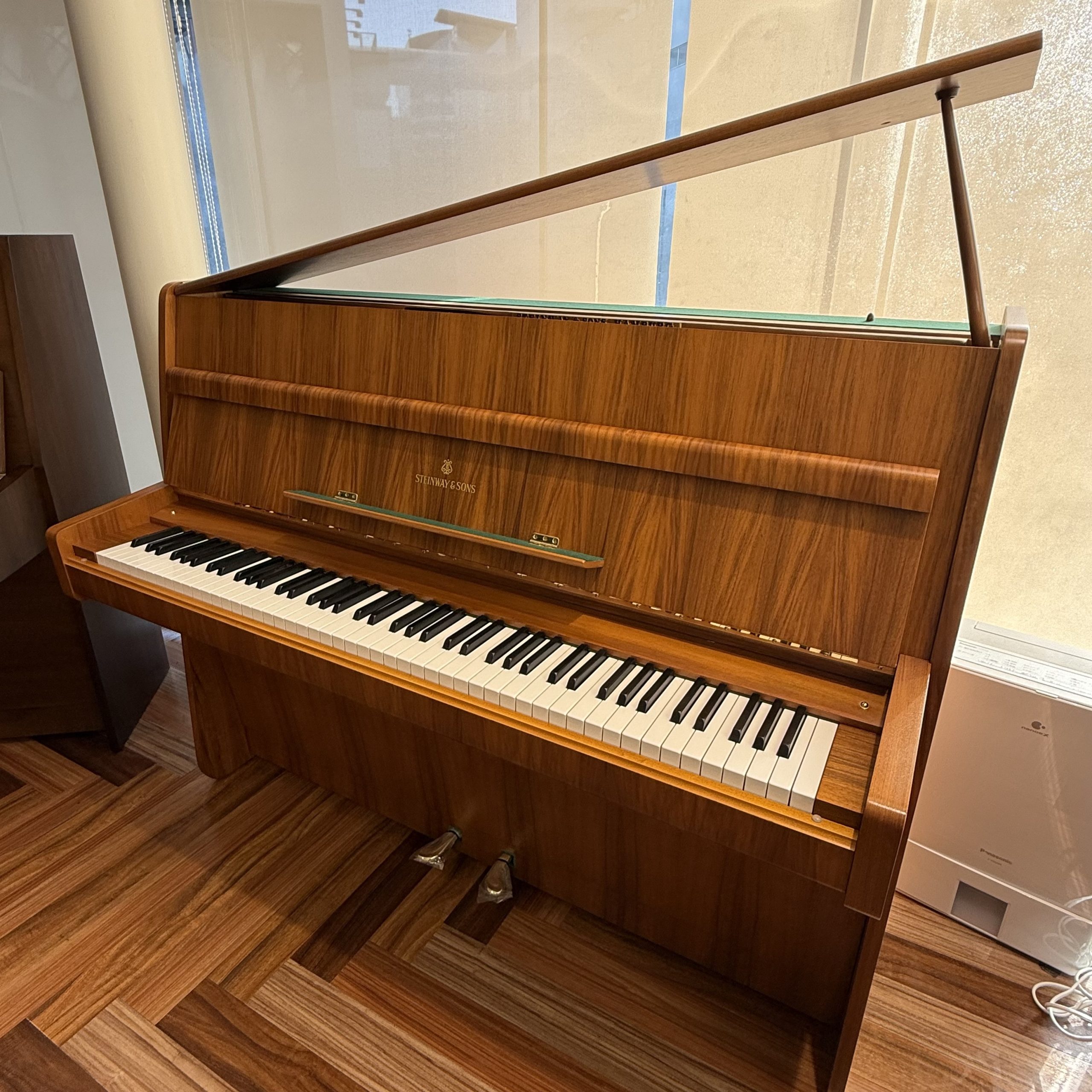 【ピアノフェスタ展示アップライトピアノ】先行展示しております。　STEINWAY＆SONS　アップライトピアノ