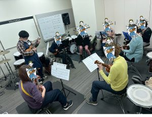 【ウクレレサークル活動報告】アンサンブルで「ドライフラワー」を演奏しました♪