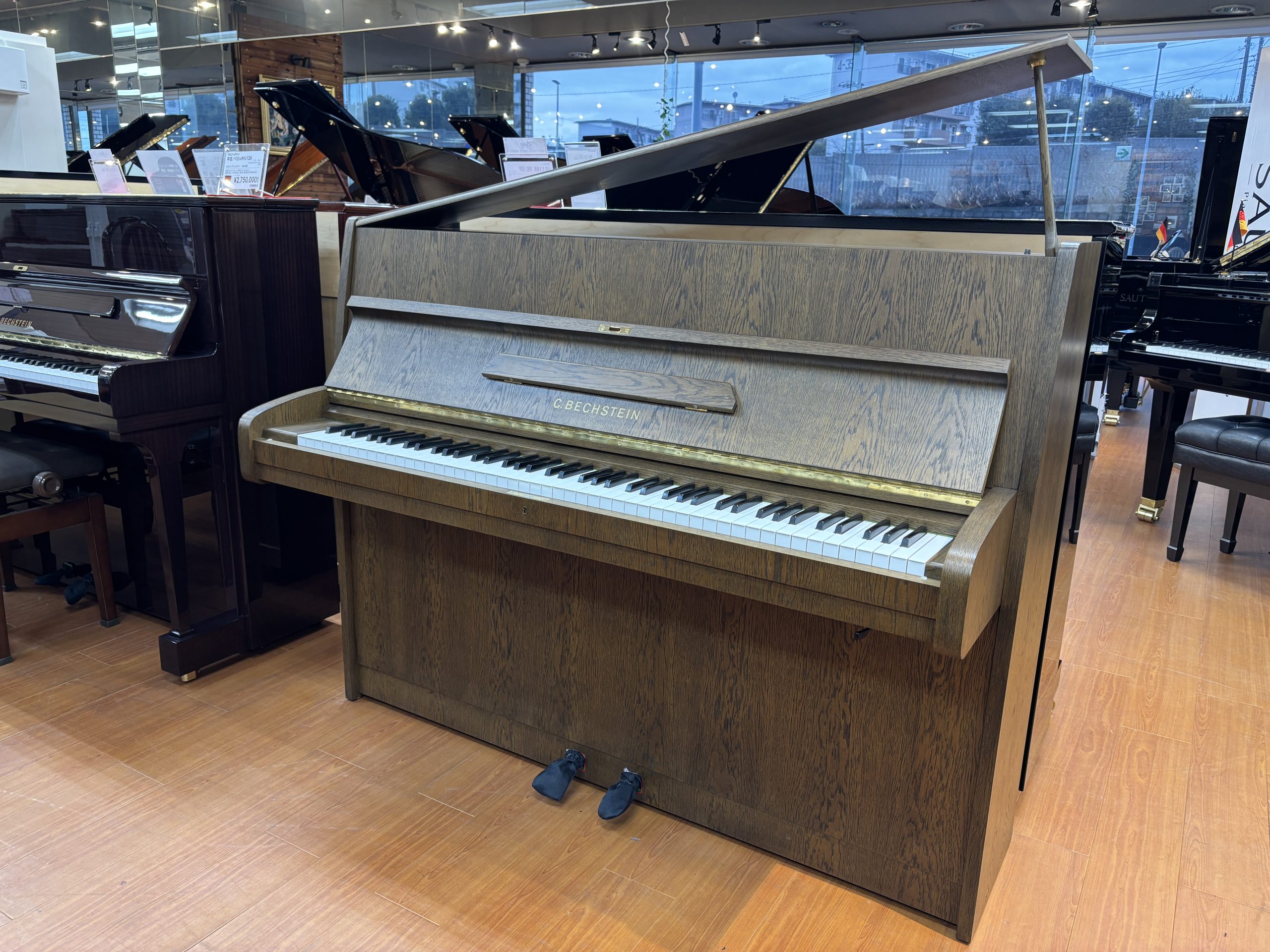 【2026年2月10日入荷】C.ベヒシュタイン 12N ウォルナット艶消し仕上げ｜輝きのある音色と木目の美しい佇まい
