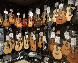 【春はギターの季節！】当店の展示アコースティックギター〜YAMAHA編〜